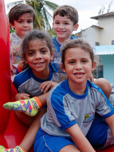 Crianças sorrindo juntas