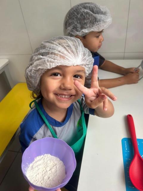 Aluno em oficina de culinária