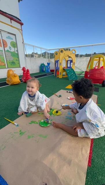 Alunos pintando ao ar livre