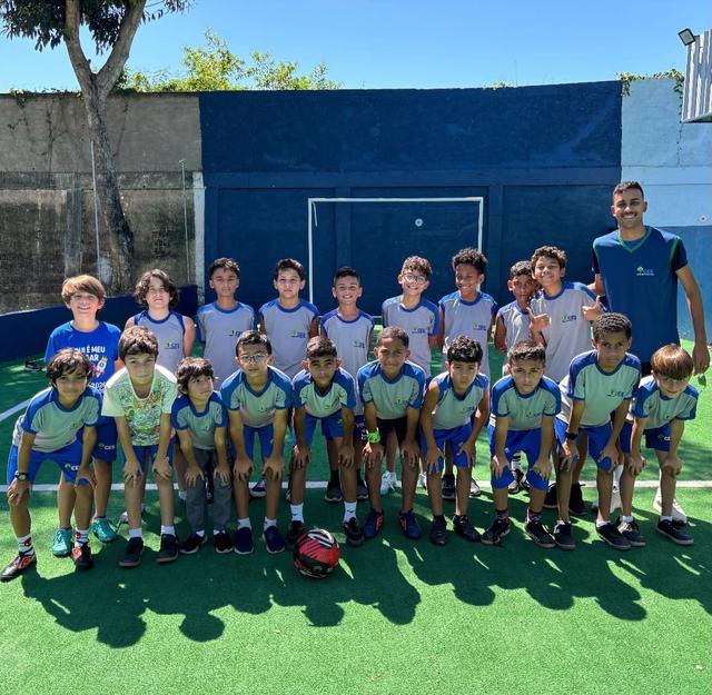 Turma reunida no campo
