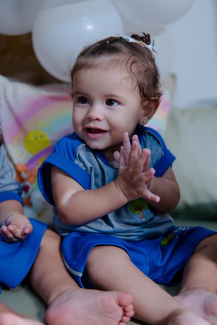 Bebê do berçário batendo palmas