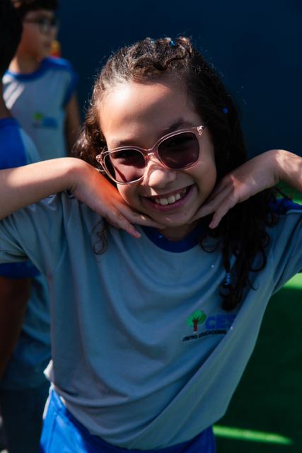 Aluna de óculos escuros sorrindo